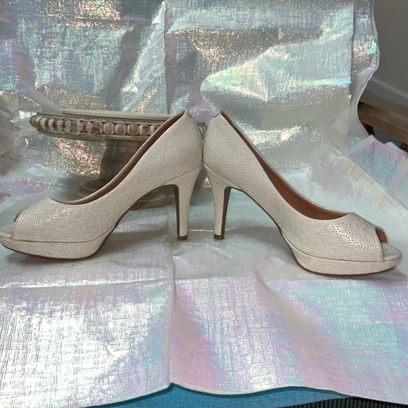 Vizzano cream open toed pumps. Size 7 or 36 European - Picture 6 of 6